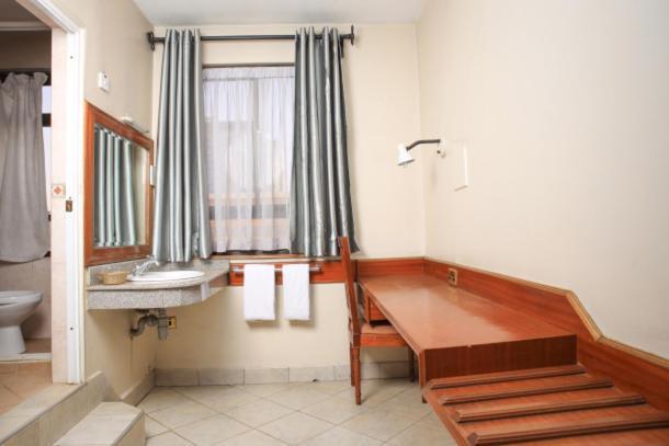 Paris Hotel Найроби Экстерьер фото